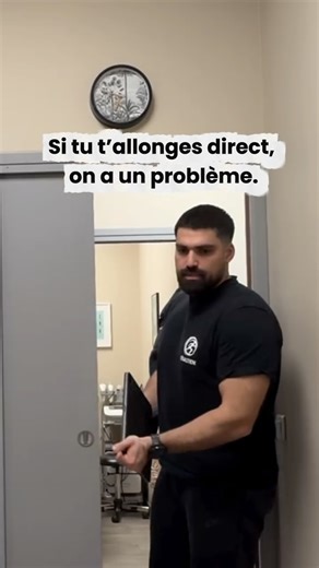 Sébastien Di Martino | Kiné Spécialisé Muscu & Hyrox 🦈 on Instagram: "Scène vécue (beaucoup trop souvent). « Vous pouvez poser vos affaires sur la chaise, j’arrive pour le bilan. » Je reviens… La patiente est déjà allongée, déshabillée, prête 😅 Petit rappel important : la première séance, c’est un bilan. Avant de s’allonger sur la table, il faut : • discuter • comprendre la douleur • faire l’anamnèse • analyser le contexte, les objectifs, les contraintes • évaluer les capacités • et surtout él