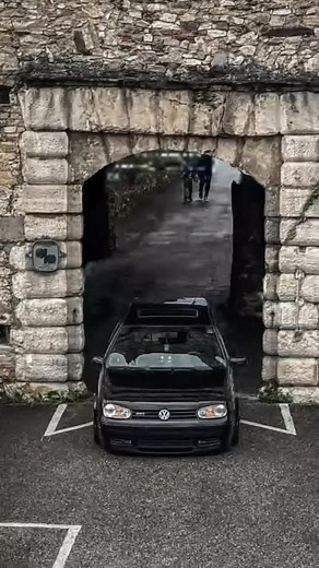 Lets go with the trend 🔍 #fyp #foryoupage #bagged #carsoftiktok #cartok #slammed #stance #modifiedcars #lifeonair #airlift #carguy #carcommunity #gti