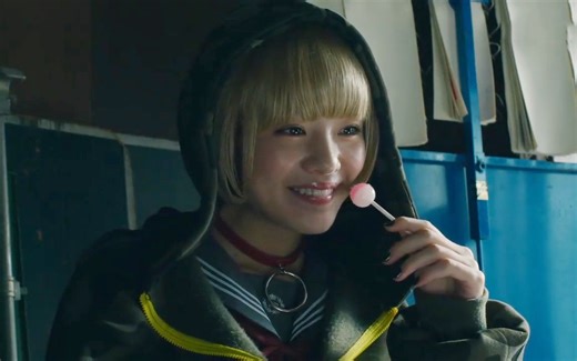 女孩抓住男老师把柄，强迫他舔脚丫，内容相当生猛！沉浸式解说日本猛片《班会》