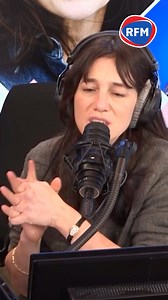 Voici quelques mots touchants de Charlotte Gainsbourg qui en interview pour #RFM il y a quelque temps parlait de sa maman Jane Birkin et de sa volonté de toujours être optimiste malgré les drames 🤍🤍 | RFM
