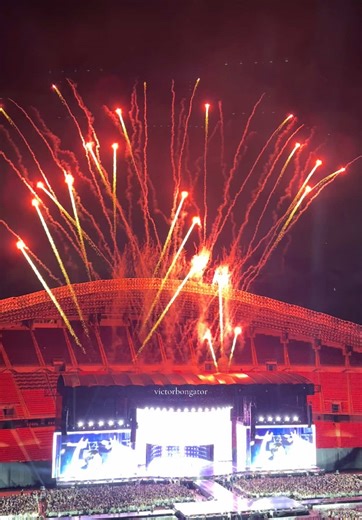 It was like a million fireworks exploding inside me, filling my veins with starlight. ✨ #enhypen #walktheline_in_bangkok #en_worldtour_walktheline #walk_the_line_world_tour #fyp #fyppppppppppppppppppppppp #fypage #foryou #fireworks