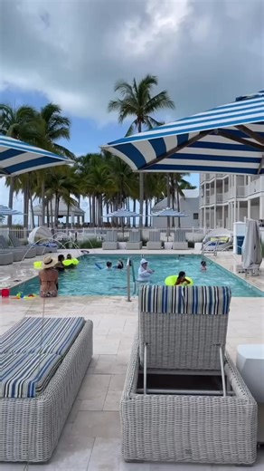 Welcome to paradise 🌴 Melt away that holiday stress with a getaway to our luxury resort in the Florida Keys 🌊We’ve got everything you need for a relaxing escape—panoramic ocean views, spacious rooms and suites, an onsite spa, dining options to fit all your needs, charter boats waiting right at our marina, and tons of activities on land and sea ☀️ | Isla Bella Beach Resort