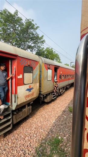 Dangerous Parallel Run Between Bharat Guarav And Express Train | 200Journeys