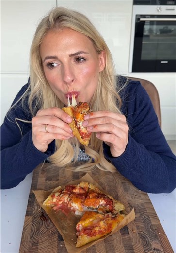 Kalorienarme Reispapier-Pizza 😍🍕 folgt gerne für mehr! 😍 Das ging so schnell und war so lecker!! 😍 Zutaten: 10 kleine Reispapierblätter oder 3 große 3 Eier 4 Cheese Strings 5 EL passierte Tomaten 3 Champignons etwas geriebener Käse etwas Sesam Gewürze nach Wahl Salz und Pfeffer Zubereitung: Zuerst zwei Eier in einer Schüssel aufschlagen und gut verquirlen. Die Reispapierblätter nacheinander kurz in die Eimischung tauchen und nebeneinander leicht überlappend auslegen. Die vier Cheese Strings