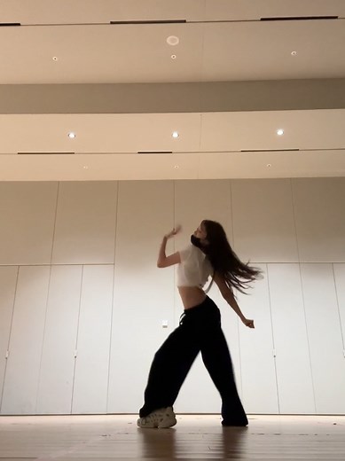 Gnarly Dance Tutorial with LE SSERAFIM's Hong Eunchae