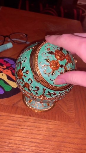 Best amazon find to date. Search: FANCY ASHTRAY 💃 #amazonfinds #distancedance #foryou #fyp #DecadesofHair #stonersoftiktok