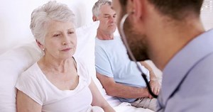 Male Nurse Using Stethoscope On Senior: vídeo stock (100% livre de direitos) 14778061 | Shutterstock