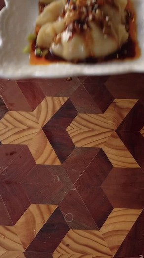 GYOSAS DE RES 🥟 Independientes de la masa: - 400gr de harina de trigo - 150ml de agua tibia - 1 Cucharada de aceite de oliva - Sal Relleno: - Carne molida de res (también puede ser de cerdo) - Cebollín - Ajo - Zanahoria - Sal y pimienta . . . #tasty #reels #comida #dumplings #receta | Valeria Cocinera