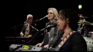 Private Eyes es el décimo álbum de estudio deldúo de música pop estadounidense Hall & Oates . El álbum fue lanzado el 1 de septiembre de 1981 por RCA Records . | Videos Musicales Solo En Hd