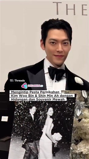 Kim Woo Bin dan Shin Min Ah resmi menikah pada 20 Desember 2025, melalui pesta pernikahan tertutup di The Shilla Seoul. Acara pernikahan dipandu oleh Lee Kwang Soo sebagai MC, sementara prosesi pernikahan kabarnya dipimpin olen Biksu Beopryun, dan Car the Garden menjadi penyanyinya. Para tamu yang hadir disuguhkan hidangan dan souvenir mewah, yang menambah kesan elegan dari pesta pernikahan mereka. #dreamersid #dreamersradio #dreamersnetwork #kimwoobin #shinminah | Dreamers Radio