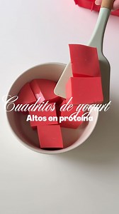 Cuadritos de yogurt 💖 Toda la receta contiene menos de 300 calorías y más de 30 gramos de proteína 🤤✨🫰🏻 -Mezcla 1 tza de agua caliente con 1 sobre de gelatina light sin azúcar de tu sabor favorito, yo utilicé de fresa 🍓 -Agrega 1 tza de agua fría y 300 gramos de yogurt griego sin azúcar hasta que se incorpore todo -Lleva a un molde y refrigera toda la noche -Corta en cuadritos y disfruta como postre o colación 🙌🏻 ✨Ideas ✅Completas ✅Deliciosas ✅Saciantes ✅Altas en proteina 🔥Recuerda que c