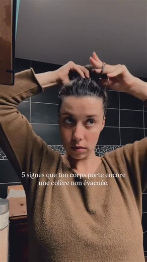 Pauline | Huiles essentielles • émotion • énergétique on Instagram: "La colère n’est pas un problème. Ce qui épuise, c’est de la contenir, de la taire, de la porter seule. 👉 Mâchoires serrées 👉 Tensions dans la nuque et les épaules 👉 Fatigue persistante malgré le repos 👉 Irritabilité, hypersensibilité émotionnelle 👉 Plexus solaire noué, ventre tendu Le corps garde tout en mémoire. Quand l’émotion n’est pas écoutée, elle s’imprime. 💛 Libérer la colère, ce n’est pas exploser. C’est lui redon