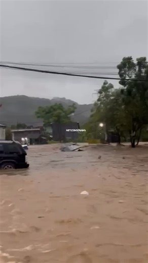 Netizen Serang Banten on Instagram: "Hujan deras yang mengguyur Kota Cilegon menyebabkan banjir di Jalan Lingkar Selatan, tepatnya di Lingkungan Cilurah, Jumat (2/1/2026). Arus air yang cukup deras mengakibatkan sejumlah kendaraan dilaporkan terbawa arus. Hingga saat ini hujan masih turun. 🎥 kiriman netizen #netizenserang #netizencilegon #kotacilegon"