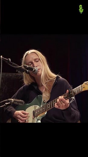 Billie Marten - "Crown" (live on eTown)