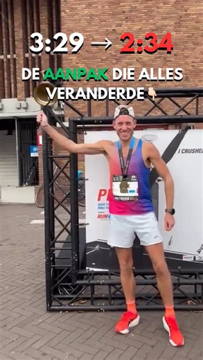 De aanpak die alles veranderde 👇 Geen geheim recept. Geen magie. Gewoon jarenlang vallen, leren en slimmer trainen. 🔹 Ik ging werken met fases Base → Specifiek → Piek → Taper. Elke fase had een duidelijk doel en bouwde op de vorige. 💡 Tip: Plan je trainingen in blokken van 4-6 weken met één focus (duur, tempo of wedstrijdspecifiek). Zo weet je altijd wáárom je iets doet. 🔹 Ik ging van ‘meer trainen’ naar ‘beter trainen’ Minder chaos, meer structuur. Elke week had een doel: opbouwen, prikkele