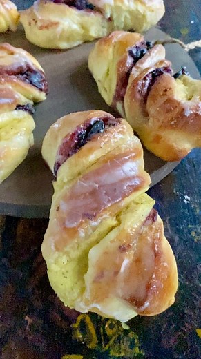 IDEALNE DROŻDŻÓWKI💛Puchate, mięciutkie, nadziane serem i konfiturą z czarnej porzeczki💛💜Bardzo proste i chyba najpyszniejsze😋Moje ulubione, zakręcone drożdżówki, których przygotowywanie również jest bardzo przyjemne, gdyż praca z takim elastycznym i aksamitnym ciastem to czysta przyjemność☺️ Dobrego dnia Kochani💛🌷💜 ✔️Ciasto 400 g mąki (u mnie tortowa) 200 ml letniego mleka 25 g drożdży świeżych 1 jajko 60 g cukru 60 g miękkiego masła ✔️Masa serowa 250 g twarogu (można zmielić, zmiksować l