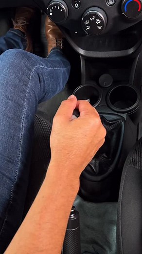 63K views · 71K reactions |  Aprender a manejar no es solo prender el carro, es entenderlo. Cada cambio tiene su momento   1️⃣ Fuerza para arrancar.  2️⃣ Impulso para avanzar.  3️⃣ Ritmo para la ciudad.  4️⃣ Fluidez en carretera.  5️⃣ Libertad y velocidad. No se trata de correr, sino de conducir con conciencia y control.  Aprende a escuchar tu motor y dominar cada marcha. #ManejoSeguro #AprenderAManejar #TipsDeConducción | Manejo SEGURO | Facebook