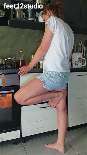 Kitchen flamingo pose🦩 Barefoot vibes ✨ #legs #feet #toes #soles #kitchen #treepose #yoga #asmr