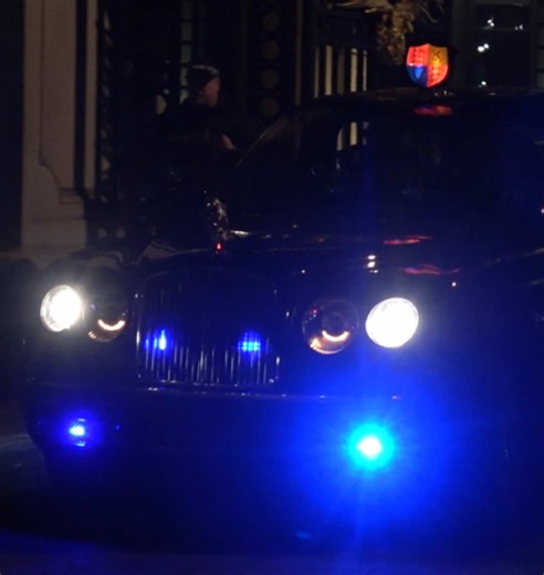 King Charles’ two-car motorcade can be seen being escorted by the #metropolitanpolice #specialescortgroup from Buckingham Palace to Clarence House on Wednesday evening. The King hosted Prime Minister Keir Starmer for their weekly audience on Wednesday evening after Ukrainian President Volodymyr Zelenskyy’s visit to London on Monday for Ukraine peace talks alongside PM Starmer, French President Emmanuel Macron & the Chancellor of Germany Merz. Filmed: Wednesday 10th December 2025 at 18:18pm BlueL