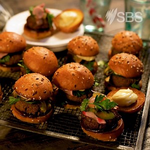 34K views · 114 reactions | Spread tomato chutney on the base and preserved lemon + Kewpie mayo on the lids. Place your falafels and pickled veg in the middle - and fend off all the hands that come flying in at the same time. #FromTheFoodVault #InternationalBurgerDay Get this recipe: sbs.com.au/food/recipes/falafel-burgers | SBS Food | Facebook