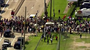 Homenagens e protestos marcam dia do enterro de George Floyd