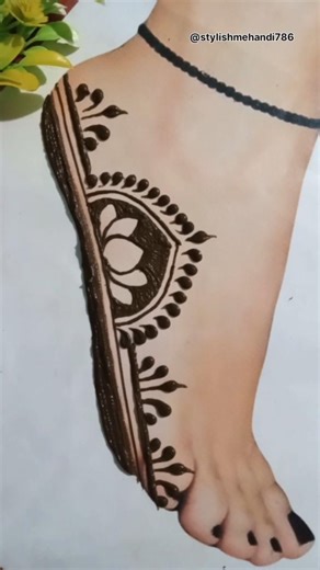 very simple feet mehandi design