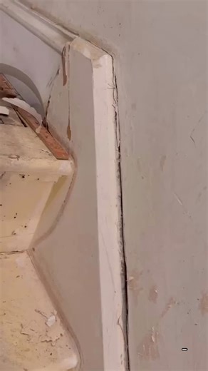 Repair of cracks between wall and stair stringers. Raked out loose caulk and plaster. Sanded and back filled with expanding foam. Once the foam has cured cut back just below plaster and fill. Apply scrim tape and skim fill to blend in. Sand down, prime and apply a caulk bead and smooth off ready for painting. 🎨 🎨 🎨 #olfa #mirka #dustlesssanding #expandingfoam #toupret blockade caparol ct1 osmo paintinganddecorating preparation homedecor homedecorating painting homeinterior interior repair pro