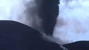 Military clean-up ash from La Palma volcano