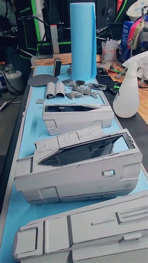 Foxhead Workshop on Instagram: "Smoothing 3d prints using the Guide coat method. After the first round of filler primer and sanding the main surfaces will be flat, and it's time to address the remaining blemishes. Bondo spot putty makes a great filler to address layer lines in crevices, pin holes, and deeper defects. anything not addressed at this point, will be highlighted later in the process, take your time now to prevent rework later! #thisistheway #mandaloriancosplay #mandalorianarmor #star