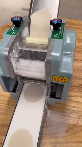 Commercial Dumpling Skin Maker 140W 110V Electric Dumpling Wrapper Machine with 9cm Mold and Brush 60 Pieces/Min Wonton Wrapper for Home, Breakfast Store