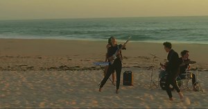 On n'a pas le temps de freiner, que la porsche de James Dean, s'envole en fumée... http://bit.ly/RienNeDureClip | Pascal Obispo