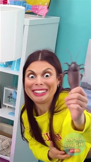 Cockroach PRANK ! 🪳💣 SHE WILL NEVER FORGIVE ME 🤣! #cockroach #prank #shorts