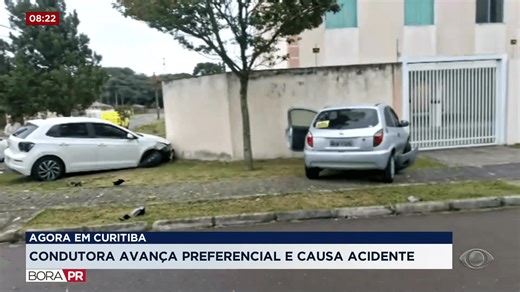Carro fura preferencial, bate em outro e atinge muro na Vila Fanny