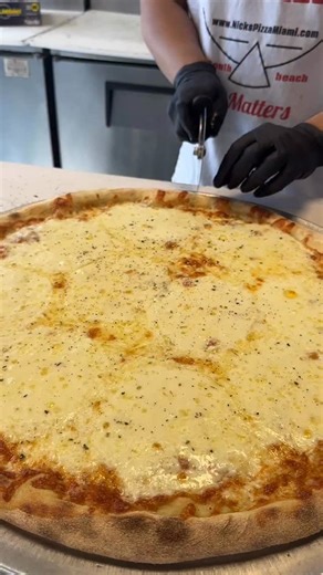 Triple cheese pizza 🤤 | Nick's Pizza South Beach