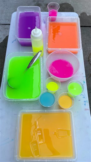 Adding a splash of paint to water is one of the easiest things you can do to transform regular water play into EPIC water play! Neon colors? Love. Regular colors? Love. Sparkly colors? Love. Once you try it, you’ll be hooked! | Friends Art Lab