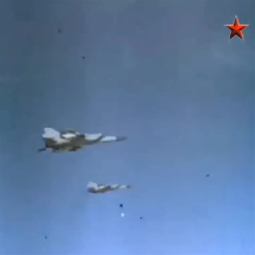 The foxbat is so beautiful. || Developed in the 1960s to counter U.S. high-speed bombers and reconnaissance aircraft, the MiG-25 was built with 80% steel and 11% aluminum. Its design utilized simple, rugged technology, such as vacuum-tube electronics, which proved surprisingly effective despite Western assumptions of advanced solid-state electronics.|| #mig25 #warthunder #aviation #fighterjet #airforce ||