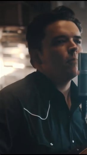 Happy Six Year Anniversary to Jason Hawk Harris ' 'Love & Dark!' To celebrate, we're watching Harris' gorgeous Bluegrass Situation performance video for "Giving In," a standout track from the album. jasonhawkharris.lnk.to/loveandthedark | Bloodshot Records