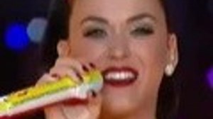 Katy Perry骑巨狮 着星星礼服空中飙唱– Download APP to Enjoy Now!