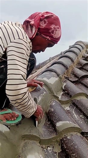 plastering the roof tile roof using black cement.