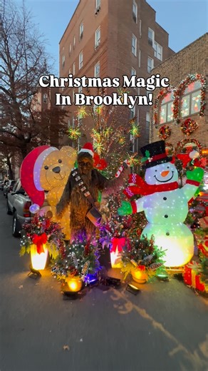 One of the most magical Christmas houses in all of NYC can be found in Brooklyn! Add this spot to your Christmas bucket list! 🎄 | Brooklyn Bitess