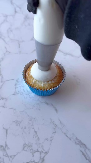 Nothing says ‘spring’ like a gorgeous 3D carnation cupcake. The best part is they’re so simple to make! Are you going to try out this design? 🌺🌼 #cupcakeideas #floralcupcakes #cupcakelovers | BakeDeco Kerekes