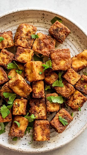 Catherine Perez on Instagram: "Everything you need for crispy baked tofu. 🌱 For those that might struggle with tofu, I’ve shared a guide with all my tips for perfectly crispy tofu on the blog today and my go to tofu recipe. It’s one worth mastering especially since Tofu is such a great source of protein and iron. Full article is linked in my bio. ❤️ 1 (450 g) block of extra firm tofu 1 tbsp nutritional yeast 1 tbsp cornstarch 1 tbsp soy sauce or coconut aminos to make gluten-free 1 tbsp avocado