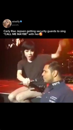 Carly Rae Jepsen getting security guards to sing "CALL ME MAYBE" with her🥰
