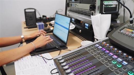 🎥 EquiTV – wyścigi bliżej niż kiedykolwiek! Jesteśmy przy starcie, na padoku i przy celowniku – pokazujemy emocje, których nie widać z trybun 🐎 Poznaj historie koni, dżokejów i trenerów, poczuj każdy moment gonitwy! 👉🏼 Oglądaj na EquiTv PL: https://www.youtube.com/@equitvpl | Tor Wyścigów Konnych Służewiec