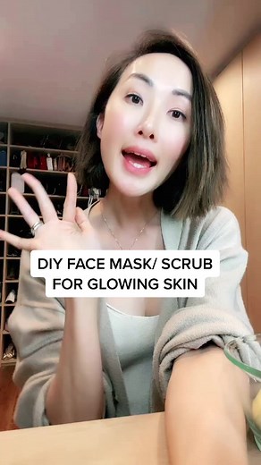 Chriselle Lim (@chrisellelim) - Moisturizing Honey Banana Face Mask DIY