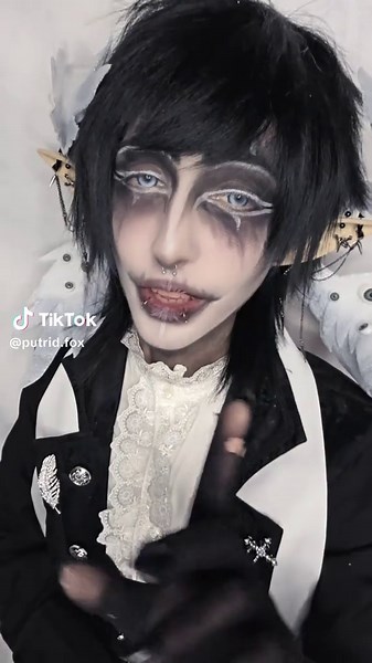 lenses: •Cosmic Blue @ICOICE •Code 20% off : OLLY #icoice #contactlenses •Elf ears really beautiful and customizable with his piercings. @freshme_elfspace #darkangel #darkcosplay #demoncosplay