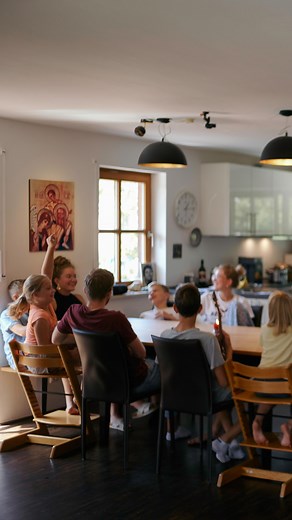 „Du bist die beste Mama auf der ganzen Welt.“ - Ein Satz, den viele heute am Muttertag sagen. Für Emilia waren es die Worte ihres letzten Abschieds von ihrer Mutter. „Er ist vielleicht etwas billig, aber in dem Moment war es wirklich ernst gemeint“, blickt Emilia zurück. Ihre Mutter Anna starb mit nur 39 Jahren an Darmkrebs und doch lebt sie weiter. Anna, neunfache Mutter und Ehefrau, bleibt ihrer Familie als „extrem starke und selbstlose Person“ in Erinnerung - eine Mutter, die sich bis zum let