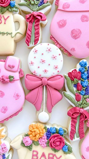 One last cookie from my ‘Baby in Bloom’ baby shower decorated cookie set: A baby rattle cookie decorated with dainty daisies and a big bow to round out this set! Cutter @charlson_cookieco Color @thesugarart - code LPC10 saves you! How to decorate baby shower cookies, baby shower decorated cookies, cookie decorating video, royal icing cookie decorating for beginners #babyrattle #babyrattlecookies #babyshowercookies #babyshowerideas #babycookies #decoratedcookies #royalicingcookies #cookiedecorati