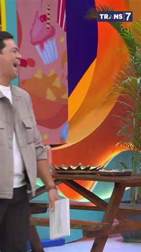 Lagi-lagi El Botuna numpang nyari makanan di studio @arisantrans7 #arisantrans7 #destamahendra #diTRANS7aja