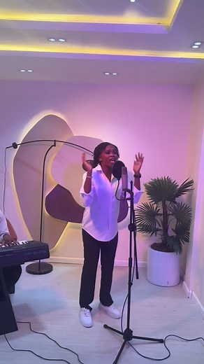 Here are some of the best foods and drinks to help protect and strengthen your voice as a singer 👇 ⸻ 🍯 1. Honey • Why it helps: Naturally coats and soothes the throat, reducing irritation and dryness. • Best way to use: Take a spoonful of pure honey or mix it into warm water or herbal tea before singing. ⸻ 🌿 2. Ginger • Why it helps: Has anti-inflammatory and soothing properties that calm the throat and reduce swelling in the vocal cords. • Best way to use: Drink warm ginger tea or chew a sma